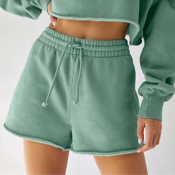 Aritzia TNA Cozy Fleece Boyfriend Sweat Shorts - Picture 2 of 14